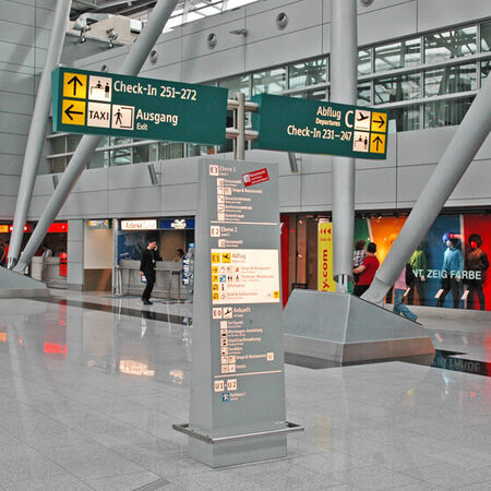 Leitsysteme: Flughafen Terminal. Produziert von Schemitzek & Herrig aus Düsseldorf.