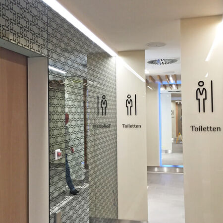 WC-Beschriftung - Profilbuchstaben. Produziert von Schemitzek & Herrig aus Düsseldorf.