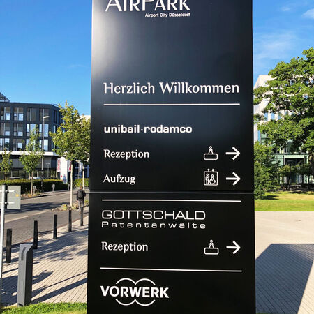Flughafenpark Düsseldorf - Wegweiser und Werbeaufsteller. Produziert von Schemitzek & Herrig aus Düsseldorf.