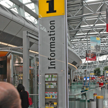 Informationspylon am Flughafen. Produziert von Schemitzek & Herrig aus Düsseldorf.