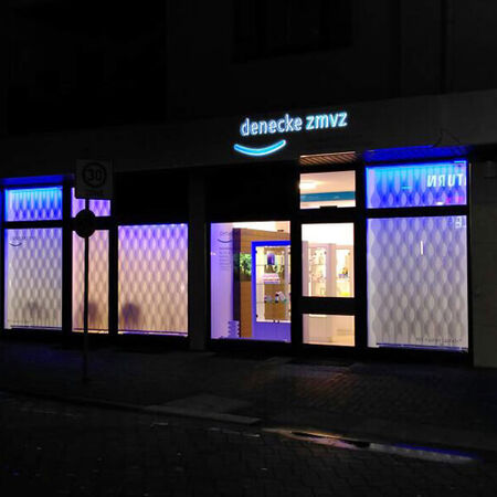 Lichtwerbung: Ladenbeschriftung. Produziert von Schemitzek & Herrig aus Düsseldorf